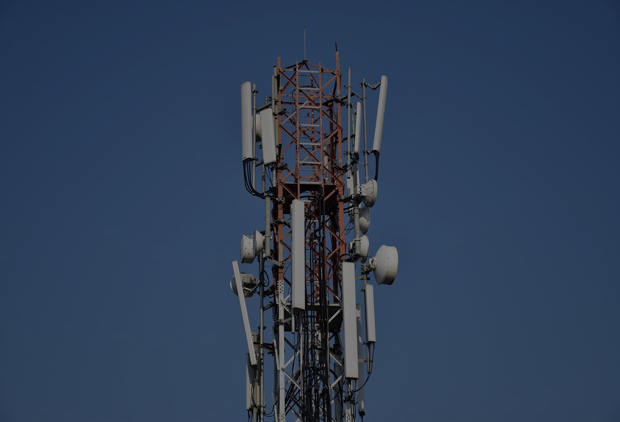 Communications tower